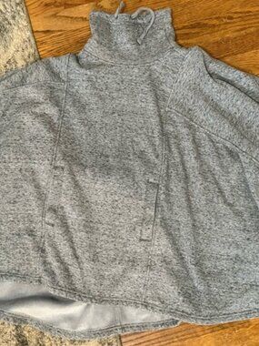 Turtleneck Poncho with pockets Grey